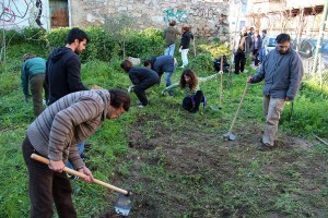 Ο αυτοδιαχειριζόμενος κοινοτικός κήπος. 29/03/2012 Τοποθεσία: κενός χώρος στην οδό Αγίων Ασωμάτων-Ψυρρή.